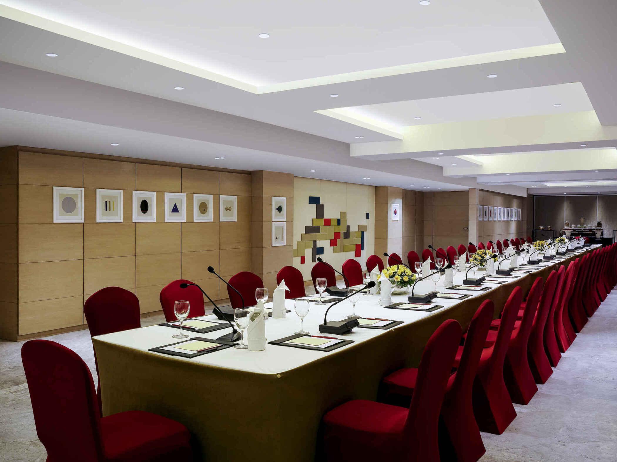 Grand Mercure Vadodara Surya Palace Exterior foto