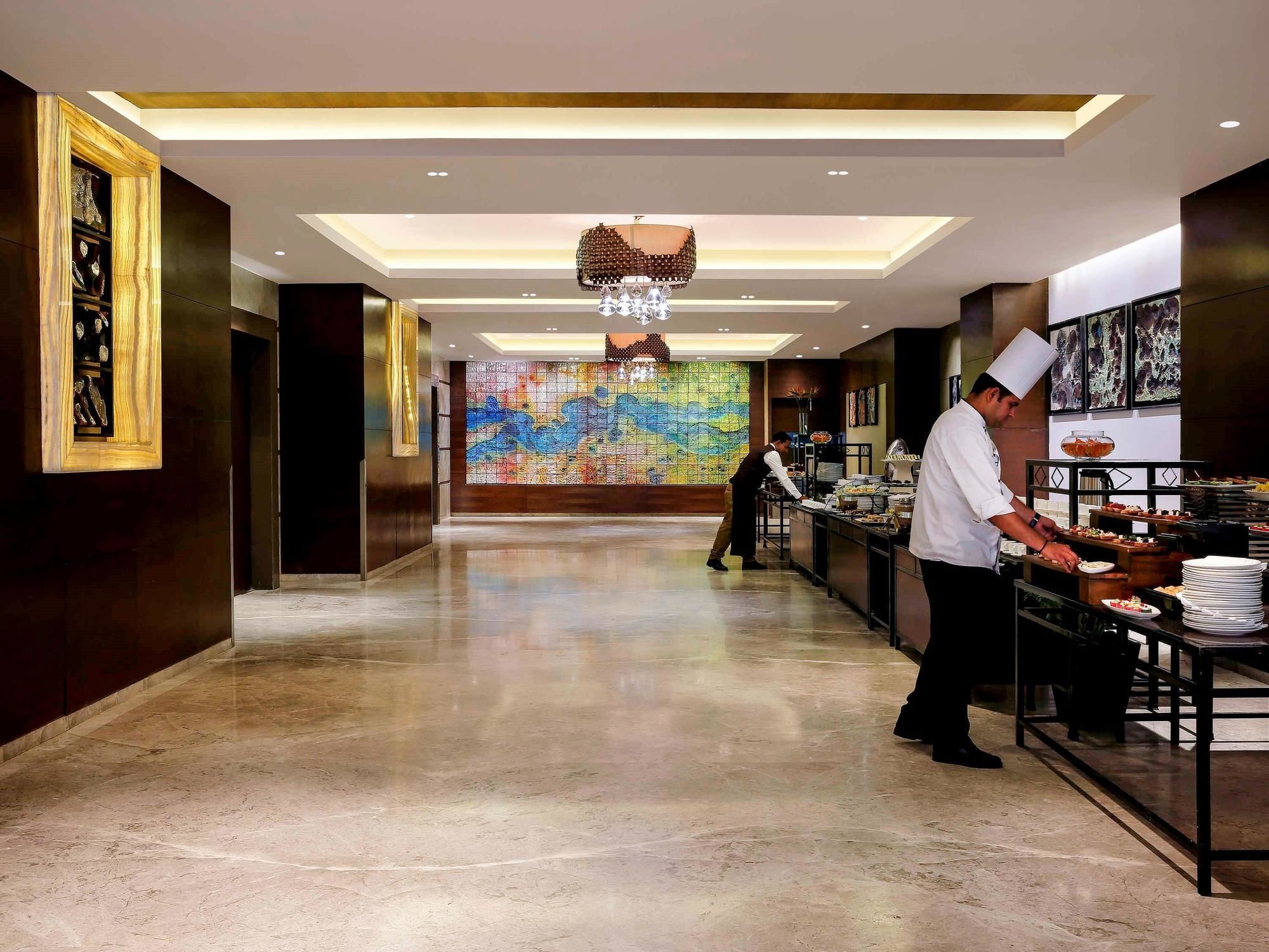 Grand Mercure Vadodara Surya Palace Exterior foto